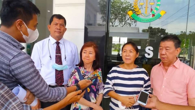 Jong Nam Liong (kanan), korban dugaan akta palsu, didampingi pengacaranya, Longser Sihombing (kiri, mengenakan kemeja dan dasi), saat memberikan keterangan pers di Kantor Kejaksaan Tinggi Sumatera Utara di Medan, Senin, 24 Januari 2022.