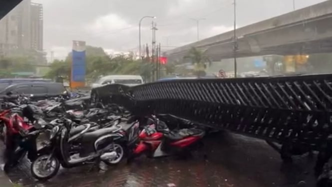 Papan reklame roboh menimpa motor saat hujan lebat dan angin kencang di Bogor