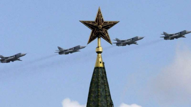 VIVA Militer: Jet tempur militer Rusia terbang di atas Kremlin
