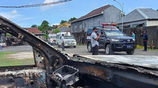 Proses evakuasi korban terjebak di dalam tempat karaoke Doubel0 yang dibakar oleh massa dalam pertikaian antarwarga di kota Sorong, Provinsi Papua Barat, Selasa, 25 Januari 2022.