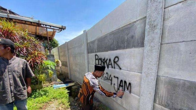 Rumah warga yang terdampak tembok pembatas perumahan di Malang.