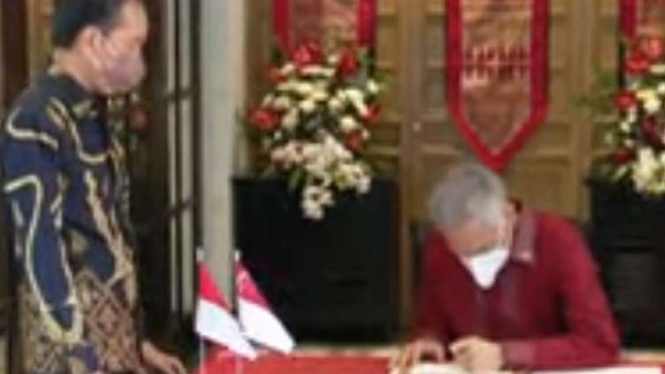 PM Singapura Lee Hsien Loong mengisi buku tamu bertemu Presiden Jokowi di Bintan