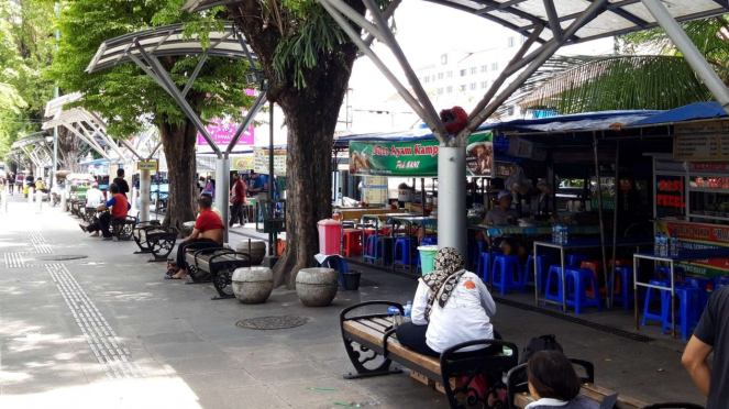 Pedagang kaki lima (PKL) di kawasan Malioboro, Yogyakarta.
