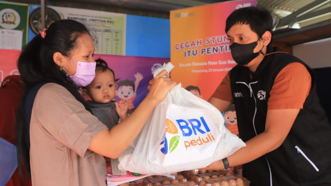 Kegiatan BRI Peduli salurkan bantuan cegah stunting anak Indonesia.