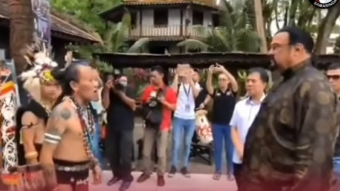 Viral video aktor laga Hollywood, Steven Seegal kunjungi Kalimantan.
