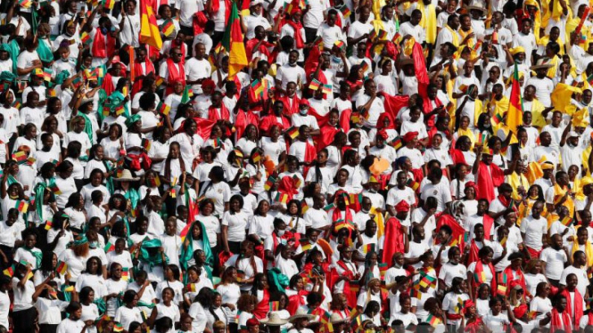 Suporter saksikan laga Grup A Kamerun vs Burkina Faso di Stadion Olembe, Yaounde
