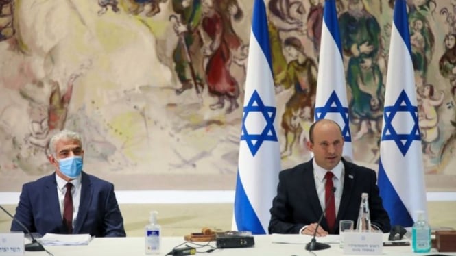 Israel Naftali Bennett (kanan) dan Menteri Luar Negeri Yair Lapid (kiri).
