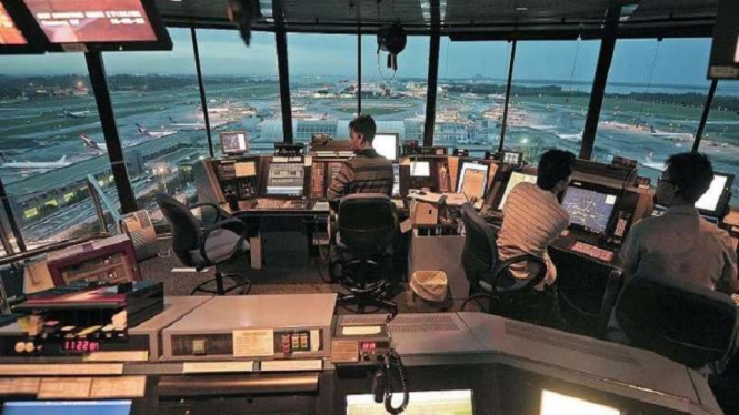 Petugas pengelola Air Traffic Control (ATC) di Bandara Changi Singapura