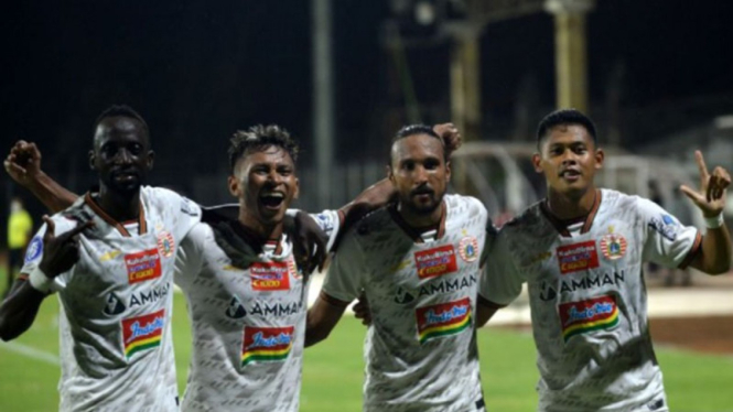 Selebrasi pemain Persija Jakarta usai mencetak gol ke gawang Persita Tangerang