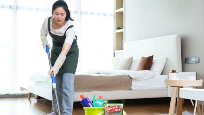 Ilustrasi perempuan sedang membersihkan rumah.