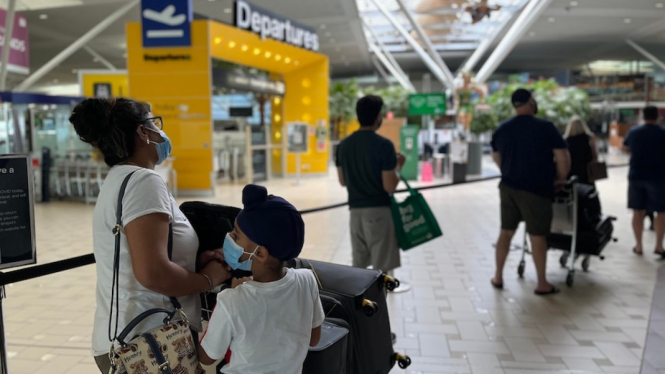 Bandara Brisbane pada umumya sepi namun antrian untuk mendapatkan tes COVID sebelum keberangkatan panjang. (ABC News: Brittney Kleyn)