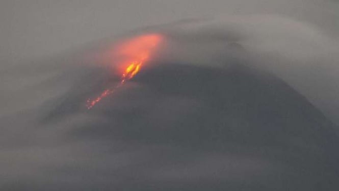 Luncuran lava pijar Gunung Merapi terlihat dari Pakem, Sleman, DI Yogyakarta, Minggu, 23 Januari 2022.