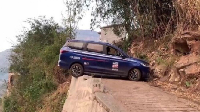 Mobil balik arah di jalan sempit