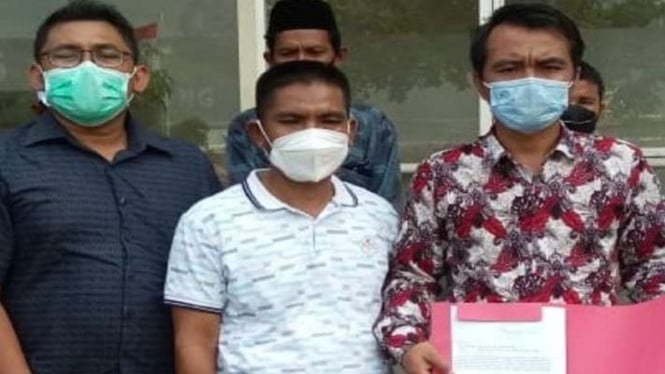 Warga Sampang menunjukkan isi laporan ke polisi terkait dugaan kasus penghinaan kepada Menteri Pertahanan Prabowo Subianto yang dilakukan Edy Mulyadi, di Sampang, Madura, Jawa Timur, Rabu, 26 Januari 2022.