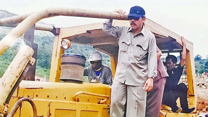 Menteri PUPR Basuki Hadimuljono muda saat mengecek proyek bendungan.