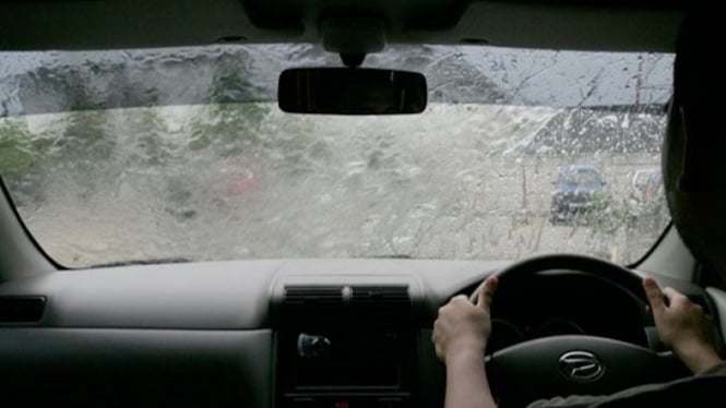 Ilustrasi mengemudi mobil saat hujan deras.