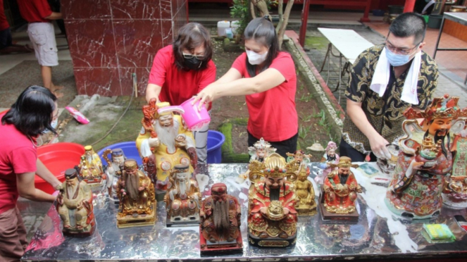 La tradición de lavar la estatua de Dios antes del año nuevo chino