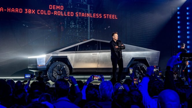 Elon Musk Bersama Tesla Cybertruck.