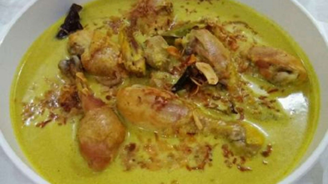 Opor Ayam Bumbu Kuning