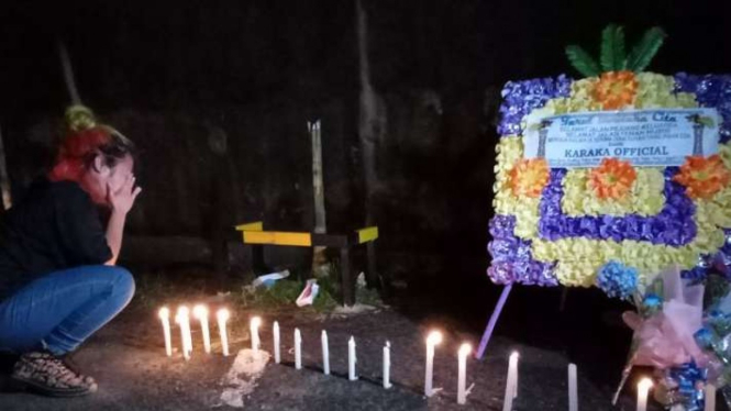 Suasana bakar lilin di depan Karaoke DoubelO Kota Sorong, Kamis, 27 Januari 2022, untuk mengenang 17 korban penembakan Karaoke Doubel0 akibat pertikaian antardua kelompok warga.