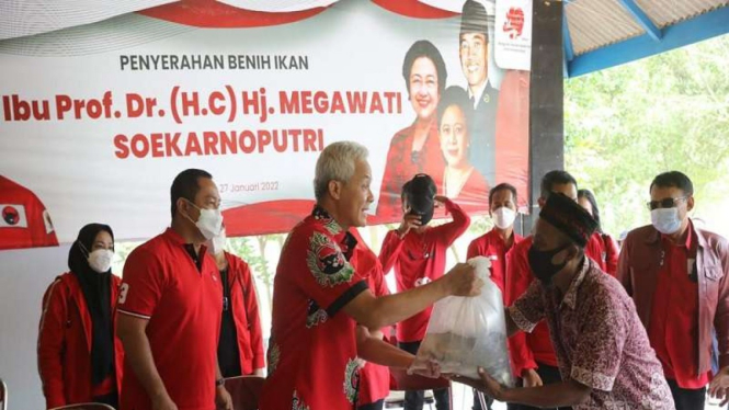 Ganjar Pranowo dan kader PDIP Jateng tebar benih ikan di Waduk Jatibarang 