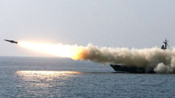 VIVA Militer: Kapal perang Rusia, R-24, menembakkan rudal anti-kapal