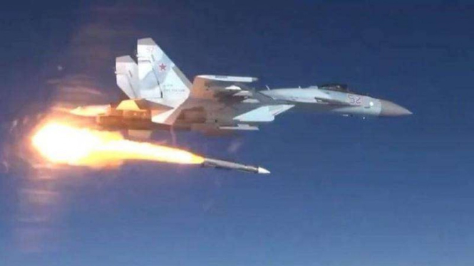 VIVA Militer: Pesawat tempur Sukhoi Su-27 Rusia menembakkan rudal