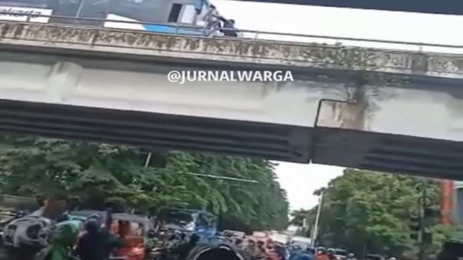 Aksi Heroik Sopir Transjakarta Gagalkan Wanita Mau Bunuh Diri