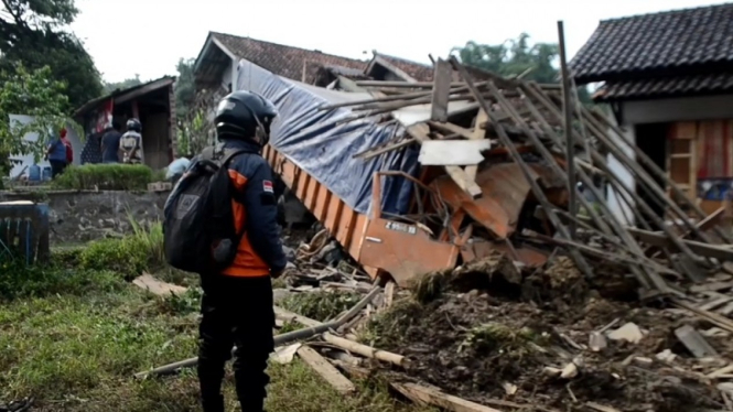 Truk bermuatan pupuk menabrak rumah warga di Majalengka