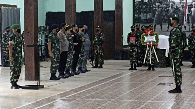 VIVA Militer: 3 Jenazah Prajurit TNI diterbangkan ke kampung halaman