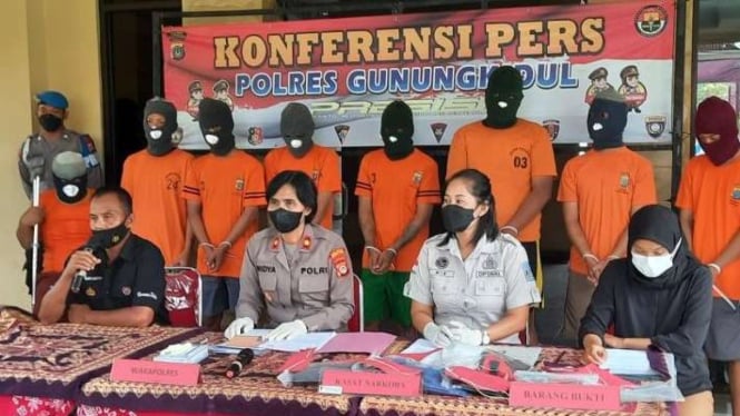 Kepala Satuan Reserse Narkoba Polres Gunung Kidul AKP Dwi Astuti Handayani bersama aparat terkait, Jumat, 28 Januari 2022, menyampaikan keterangan pers tentang penyelidikan kasus penyalahgunaan narkoba di Lapas Perempuan di Gunung Kidul.