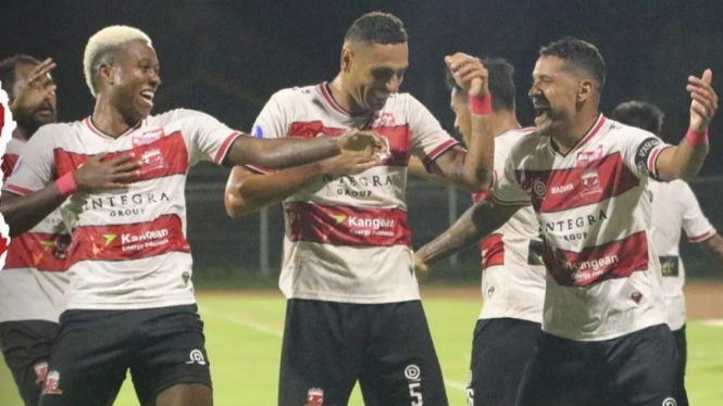 Para pemain Madura United merayakan gol. 