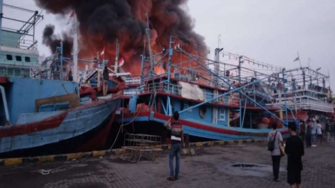 Sebanyak 13 kapal nelayan terbakar di Pelabuhan Pelindo Kota Tegal