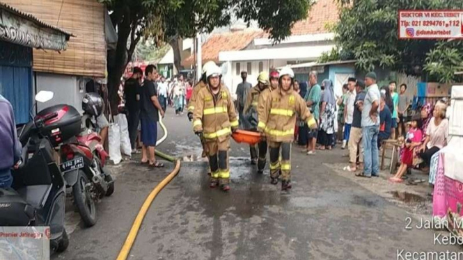 Petugas Damkar mengevakuasi korban kebakaran di Tebet, Jakarta Selatan