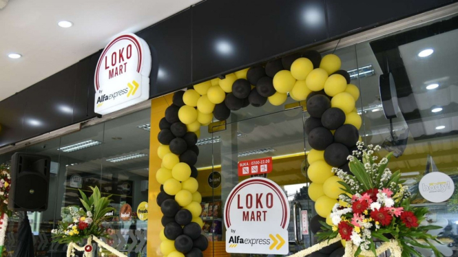 Gerai Lokomart pertama dioperasikan di Stasiun Pasar Senen.