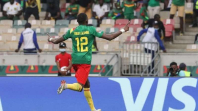 Pemain Timnas Kamerun, Karl Toko Ekambi rayakan gol.