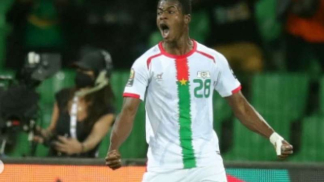 Bomber Burkina Faso, Dango Ouattara rayakan gol.