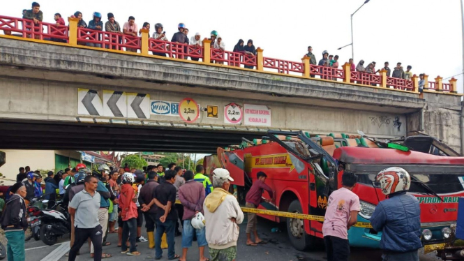 Bus Menghantam jembatan flyover Simpang Lapan kota Padang Panjang.