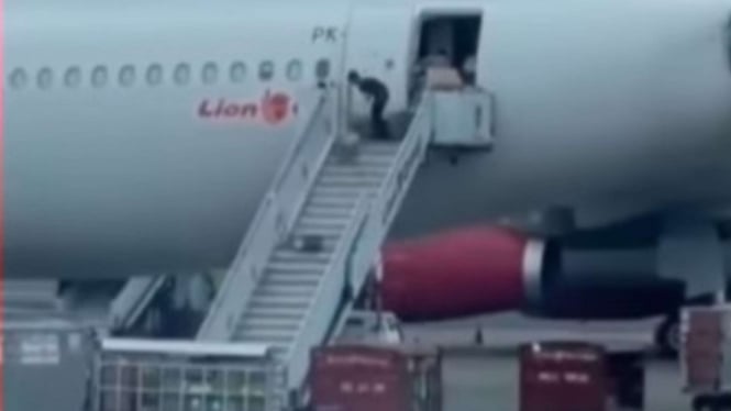 Petugas Lion Air menggelindingkan paket