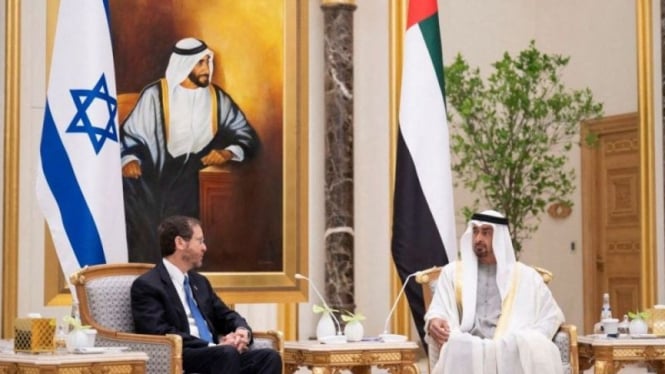 Presiden Israel Isaac Herzog bersama Putra Mahkota Abu Dhabi Sheikh Mohammed bin Zayed al-Nahyan.