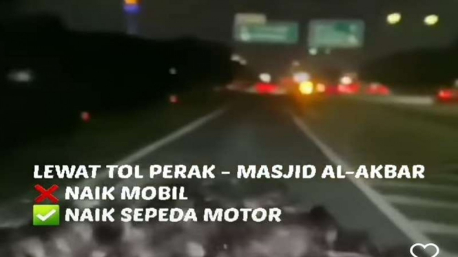 Tangkapan  layar pesepeda motor yang lewat tol di Surabaya. 