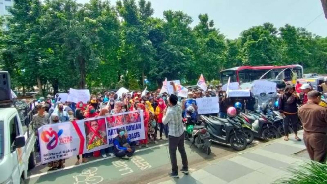 Massa memprotes pernyataan Arteria Dahlan di kantor Kejati Jatim di Surabaya