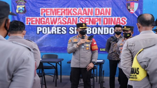 Saat Kapolres Bujuk Lansia Agar Mau Divaksin