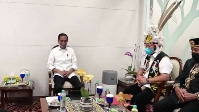Presiden Jokowi bertemu tokoh adat Kamimantan.