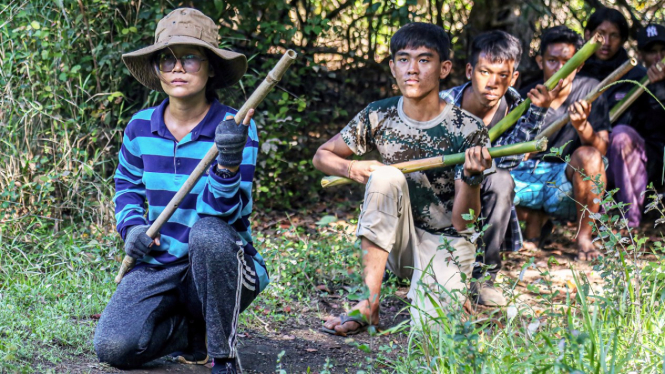 Anggota Tentara Pertahanan Rakyat (PDF) berlatih di hutan Negara Bagian Kayin. Getty Images via BBC Indonesia