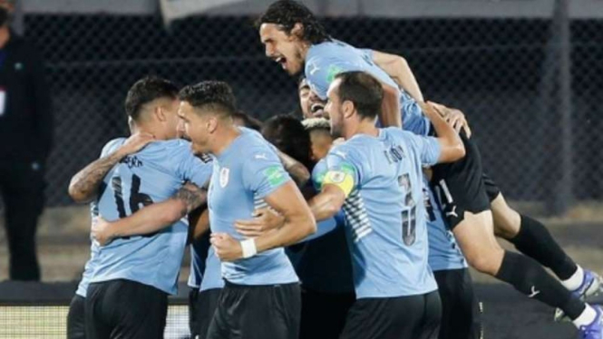 Pemain Uruguay rayakan gol.