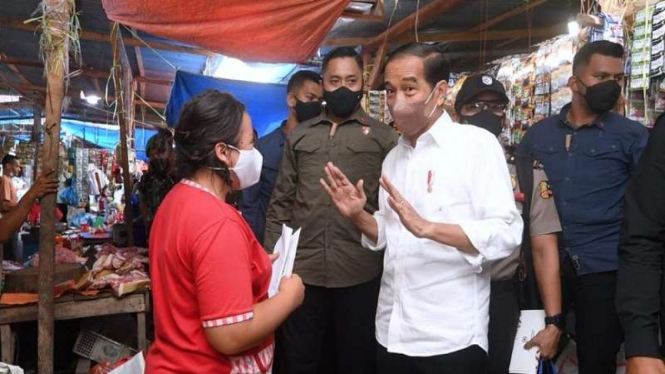 Presiden Joko Widodo membagikan BLT ke pedagang pasar di Toba, Sumut