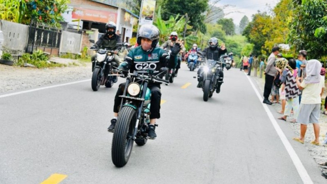 Presiden Jokowi naik motor menuju Toba, Sumatera Utara