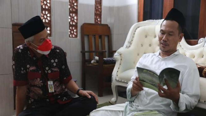Gubernur Jawa Tengah Ganjar Pranowo dan Gus Baha