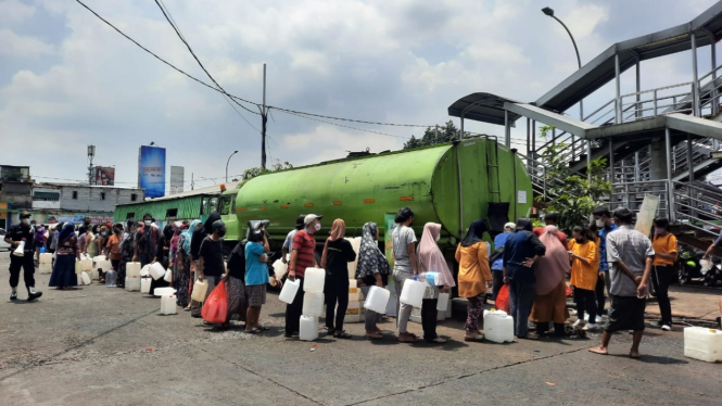 Warga Ngantre Minyak Goreng Curah Murah di Pasar Kramat Jati.